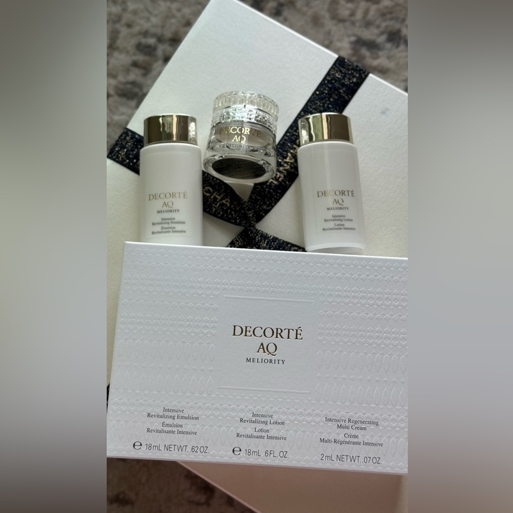 AQ Meliority Skincare Set - White and Silver